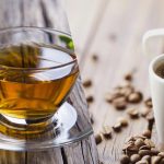 Forskere har rådgivet om, hvorvidt det er bedst at starte din morgen med te eller kaffe. Forskere har rådgivet om, hvorvidt det er bedst at starte