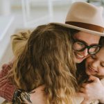 Psykologer har sat navn på én ting, som de mener hindrer ældre døtres lykke Psykologer har sat navn på én ting, som de mener